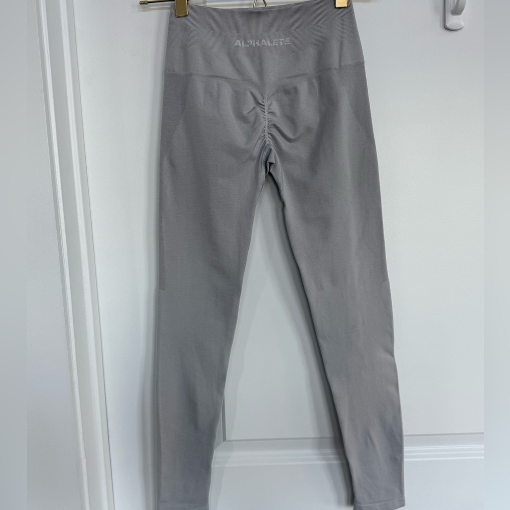 Alphalete Light Gray Scrunch Leggings